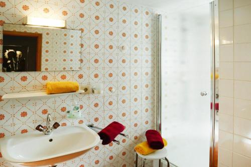 een badkamer met een wastafel en een douche bij holiday home Grünbacher, Kössen in Kössen
