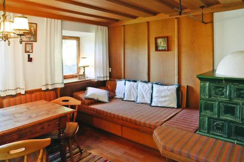 een kamer met een bank en een tafel in een kamer bij holiday home Grünbacher, Kössen in Kössen