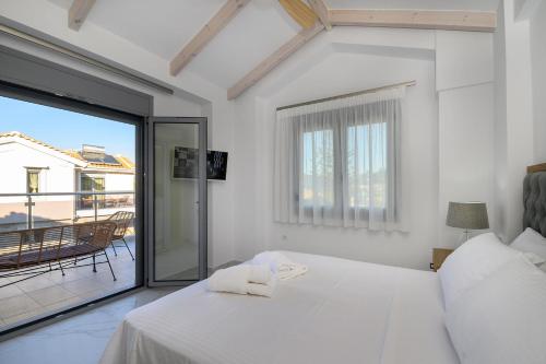 Кровать или кровати в номере Momento Luxury Apartments walking distance from the beach