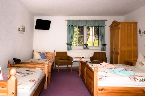 Ένα ή περισσότερα κρεβάτια σε δωμάτιο στο Waldhotel Dietrichsmühle