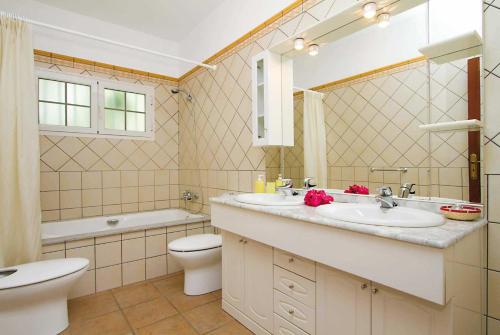 プエルト・カレロにあるTemuimeのバスルーム(洗面台、トイレ、鏡付)