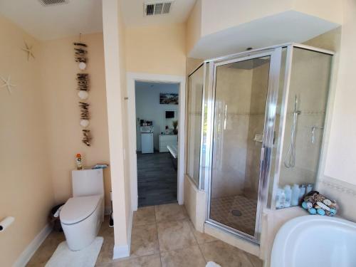 Vannituba majutusasutuses 2 Private Cabanas with a private Pool and outdoor kitchen