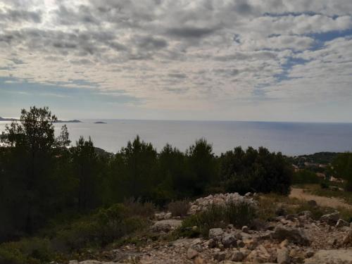 uma vista para o oceano a partir do topo de uma colina em Chez Pierrot 2 em Bandol