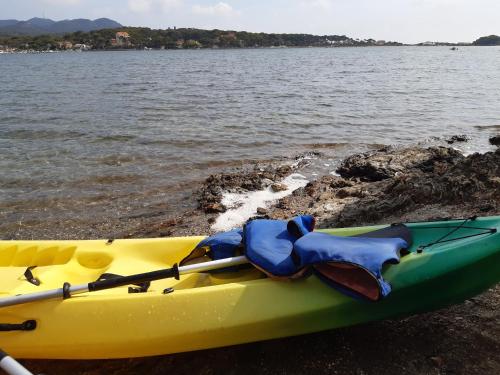 a yellow and green kayak sitting on the beach at Chez Pierrot 2 in Bandol