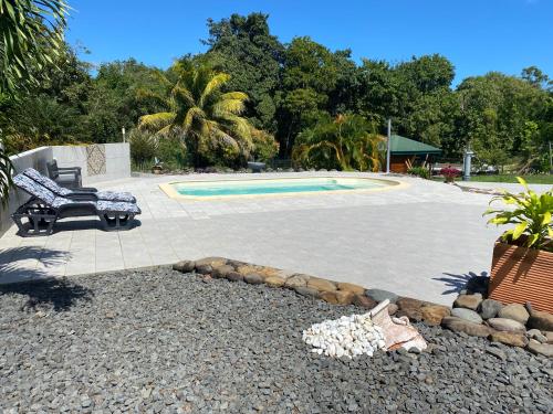 een patio met een bank en een zwembad bij Gite Maya in Émilien