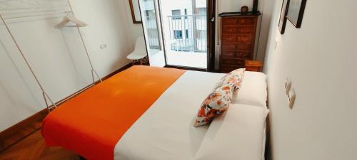 Tempat tidur dalam kamar di Spacious Confortable near Beach Pintxos Area