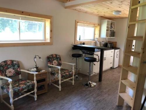 eine Küche mit einem Tisch und Stühlen im Zimmer in der Unterkunft Country Living in Gravenhurst