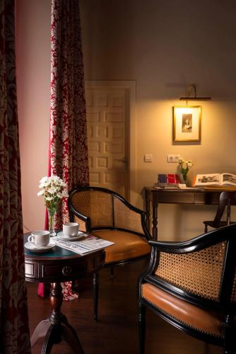 a room with a table and two chairs and a table with at Las Casas de El Arenal in Seville