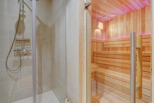 une salle de bain avec douche et douche à l'italienne dans l'établissement Chalet La Mésange Boréale, à Morzine