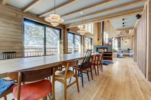 une grande salle à manger avec une longue table et des chaises dans l'établissement Chalet La Mésange Boréale, à Morzine