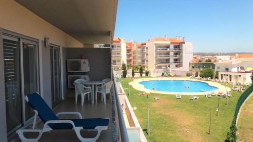 Apartment mit Balkon und Poolblick in der Unterkunft Alojamentos Campo & Mar-T2 com Piscina in São Martinho do Porto