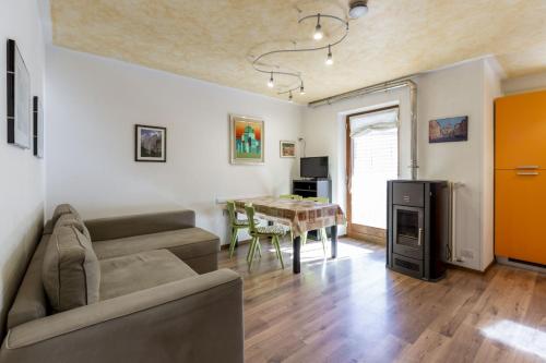 a living room with a couch and a table at Solaia in Mazzin