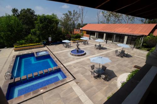 an overhead view of a patio with a swimming pool at Hotel Hacienda Montesinos in Morelia