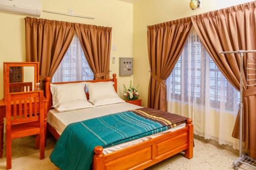 - une chambre avec un lit et 2 grandes fenêtres dans l'établissement Belljem Homes -your own private resort -1 BR, à Thrissur