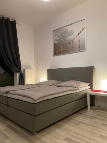 - une chambre avec un lit et un pont sur le mur dans l'établissement Downtown Apartment 4U Leipzig, à Leipzig