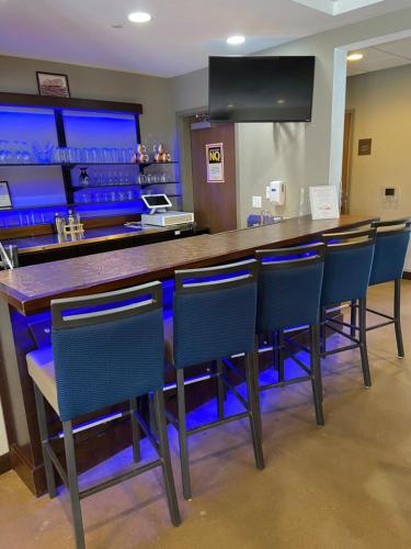 a bar in a restaurant with blue lighting at Comfort Inn Connellsville Riverview in Connellsville