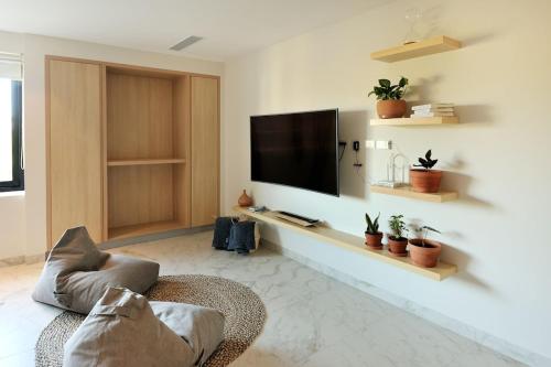 Cozy studio 8 minutes from the beach Rooftoop pool & jacuzzi