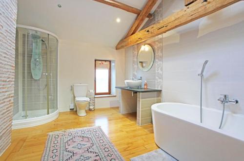 une salle de bain avec une baignoire, un lavabo et des toilettes dans l'établissement Gorgeous 5 Bed French Farmhouse, à Eymet