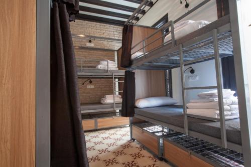 Zimmer mit Etagenbetten in einem Zimmer in der Unterkunft Ibarra Hostel in Sevilla