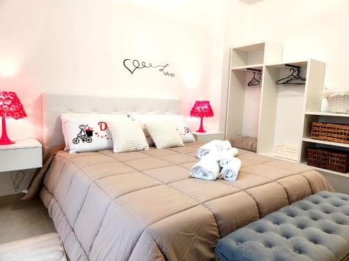 ein Schlafzimmer mit einem großen Bett mit zwei Teddybären darauf in der Unterkunft Deluxe Alba in Locorotondo