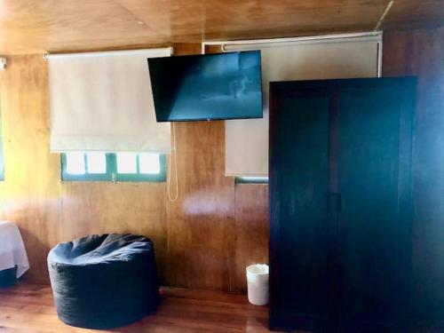 a room with a black door and a black stool at Papitos Bacalar Hotel and Marina in Bacalar