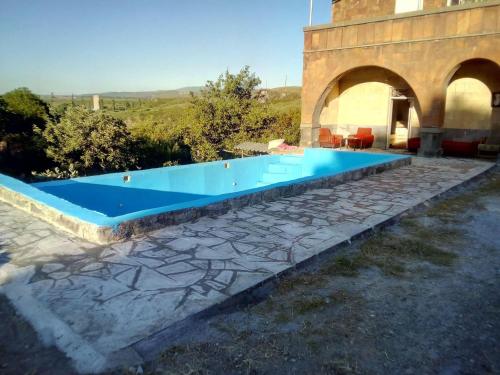 KʼarashambにあるVillaStefaniaの建物の隣にある青い大型スイミングプール