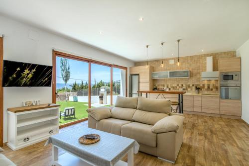 a living room with a couch and a table at Alpujarra Arena in Soportújar