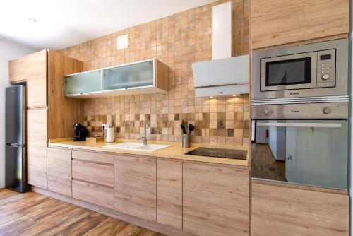 a kitchen with a sink and a microwave at Alpujarra Arena in Soportújar