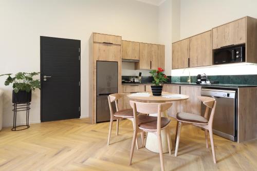a kitchen with a table and chairs in a room at Hyatt House Johannesburg Rosebank in Johannesburg