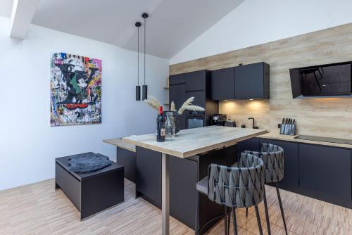 Dapur atau dapur kecil di Lichtdurchflutetes Design - Appartement Gütersloh - 90 qm