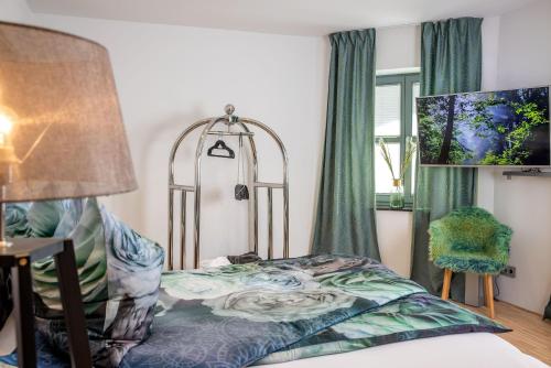 En eller flere senge i et værelse på Lichtdurchflutetes Design - Appartement Gütersloh - 90 qm