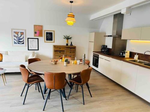 - une cuisine et une salle à manger avec une table et des chaises dans l'établissement Appartement proche centre historique avec parking, à Sarlat-la-Canéda
