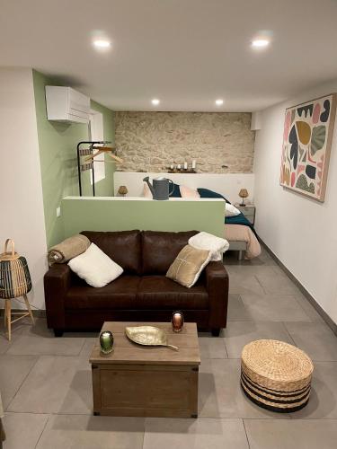 un salon avec un canapé et un lit dans l'établissement Le sauvage, à La Tremblade