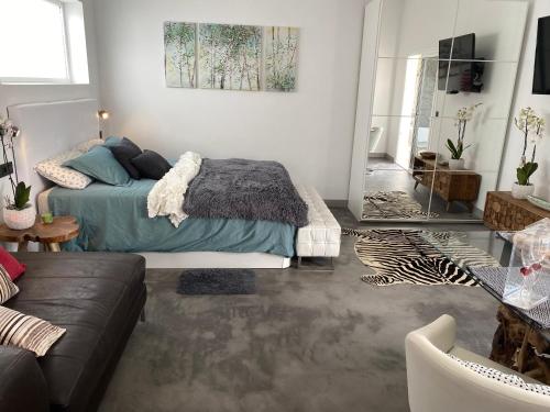 Posteľ alebo postele v izbe v ubytovaní Luxury studio, sea view, pool