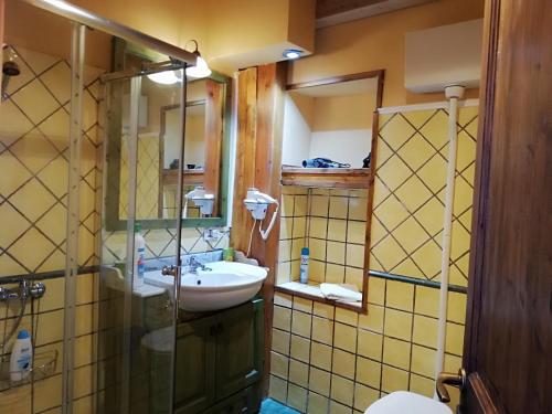 La salle de bains est pourvue d'un lavabo et d'un miroir. dans l'établissement Casale degli Zappini, à Castiglione di Sicilia