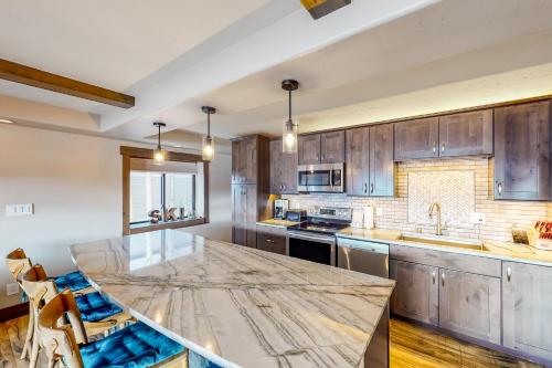 Sleek Retreat Unit C201 – Photos 3