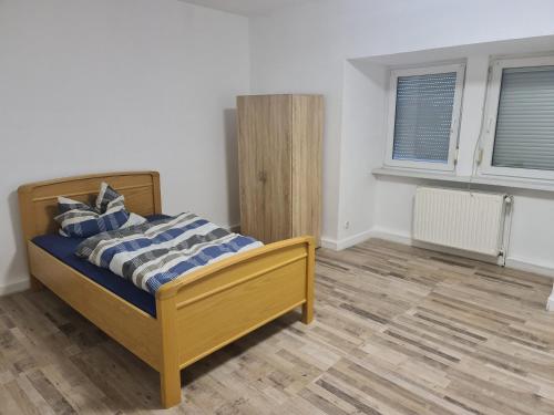 sypialnia z łóżkiem z niebiesko-białymi poduszkami w obiekcie GSS18 1-OG Möblierte Wohnung in Oebisfelde w mieście Oebisfelde