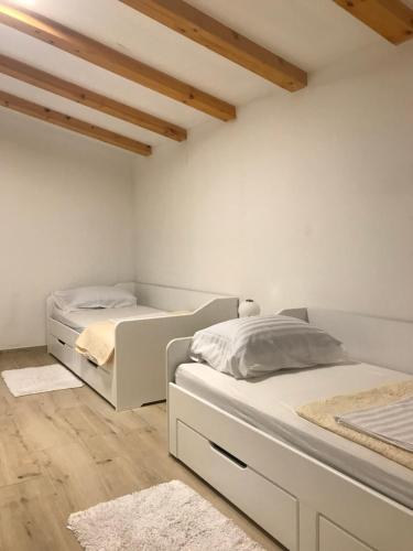Postel nebo postele na pokoji v ubytování Kozino Apartments