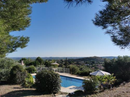 Utsikt mot bassenget på Villa Fourmaux eller i nærheten
