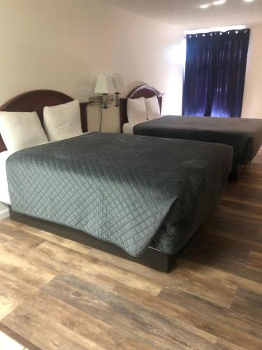 1 dormitorio con 2 camas y edredón azul en Antelope Hills Inn, en Prescott