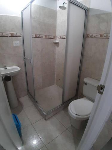 a bathroom with a shower and a toilet and a sink at Apartamento amoblado en La Tebaida, Quindio in La Tebaida