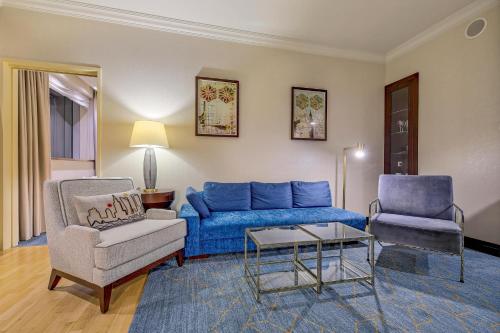  InterContinental Warszawa, an IHG Hotel -  Room  picture :   Tea/Coffee maker    Minibar    Shower                           