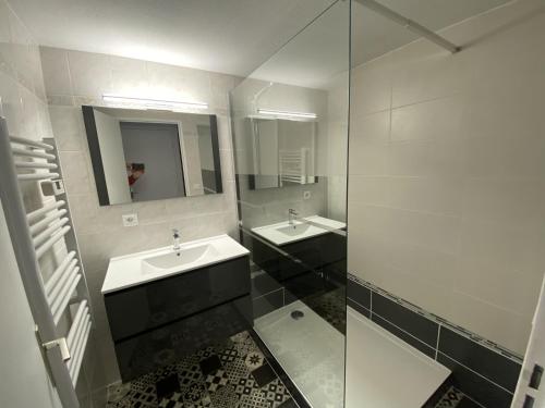 アルジェレス・シュル・メールにあるLa Villa de la Plageのバスルーム(洗面台2台、ガラス張りのシャワー付)