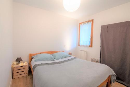 sypialnia z dużym łóżkiem i oknem w obiekcie CABANA & Voie Verte - Parking, Terrasse, Lac w mieście Saint-Jorioz