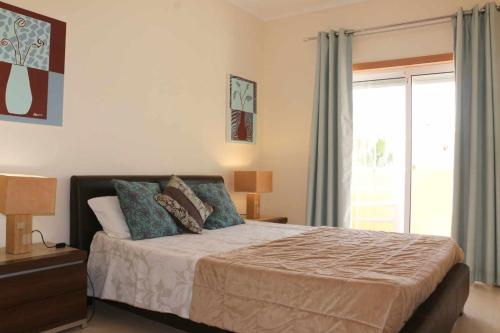 ein Schlafzimmer mit einem großen Bett mit Fenster in der Unterkunft Apartamento Maresia T2 Penthouse by Your Home Algarve in Cabanas de Tavira
