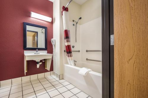 Gallery image of Red Roof Inn St Louis - Troy, IL in Troy