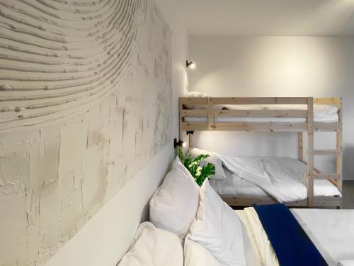 Двухъярусная кровать или двухъярусные кровати в номере Pokoje Wczasowe Grzybowo