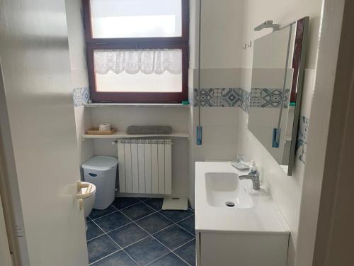 une petite salle de bain avec un lavabo et une fenêtre dans l'établissement Vista mozzafiato sul mare!, à Sperlonga