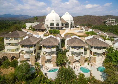 The swimming pool at or close to Quinta Real Huatulco