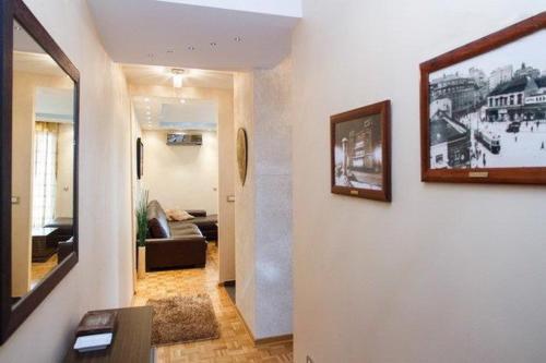 pasillo con sala de estar y sala de estar con sofá en Apartment Erste, en Belgrado